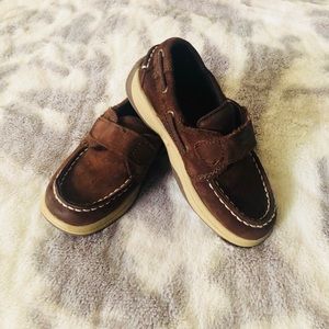 A pair of boys sperrys 10